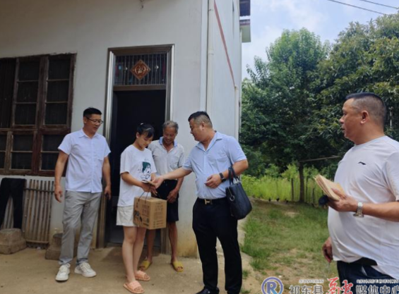 爱心企业家开展助学慰问活动