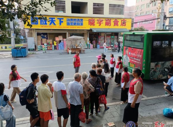 开学第一天   爱心义工暖心服务大众