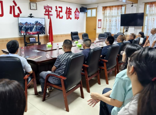 过水坪镇组织干群集中观看纪念中国人民抗日战争暨世界反法西斯战争胜利80周年大会