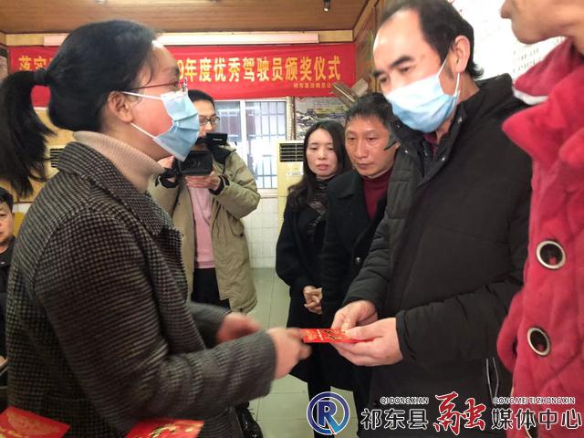 龙显蓉走访慰问困难企业职工