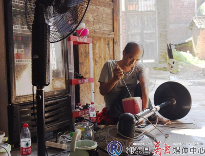 祁东罗亚平：靠手“走路”30年  搏出别样的人生