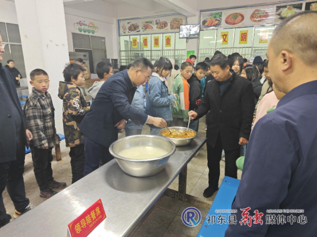刘卫华赴凤歧坪乡中学督查“校园餐”工作