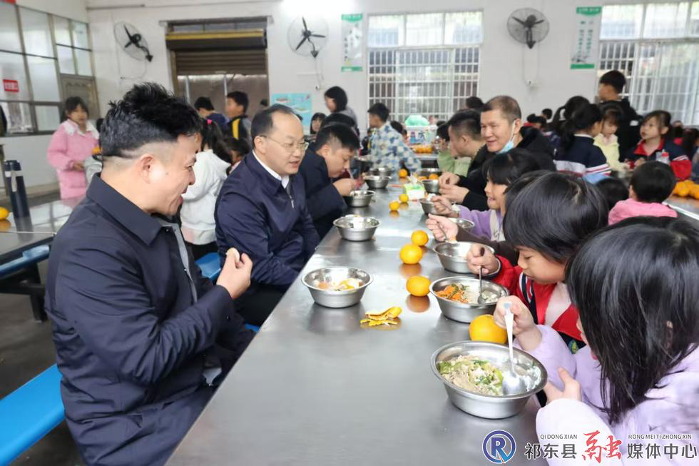 贺光辉赴河洲镇督查“校园餐”工作
