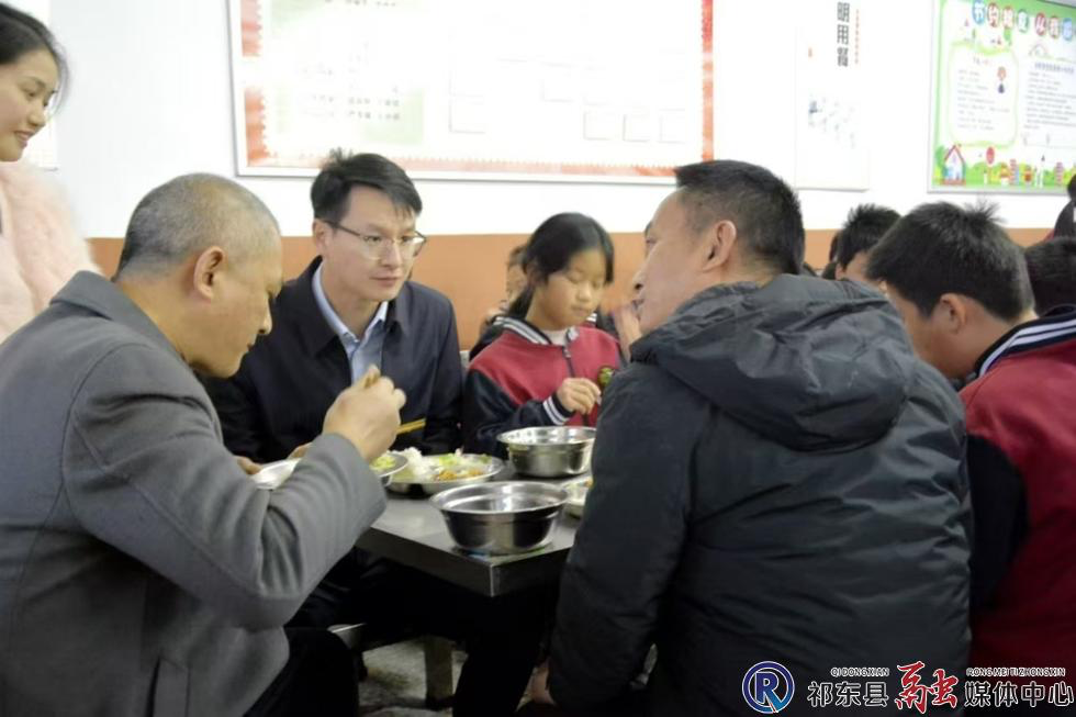 伍俊晖督查祁东成章学校“校园餐”工作