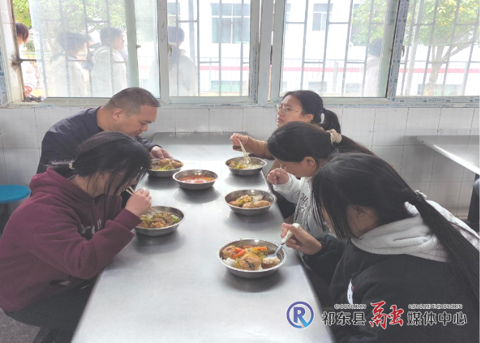 周泉赴金桥镇督查“校园餐”工作