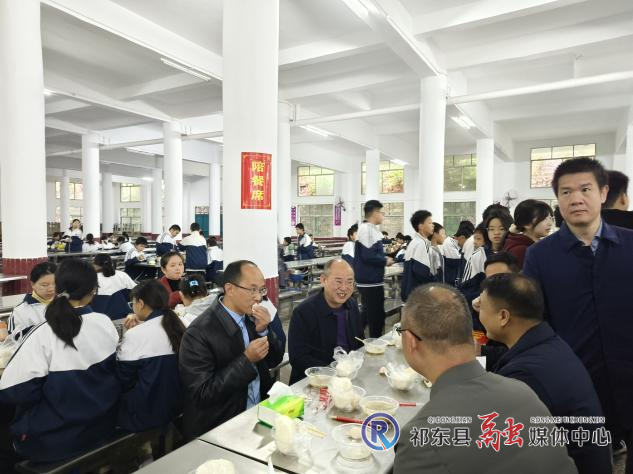 谭海荣赴永昌中心学校督查“校园餐”工作