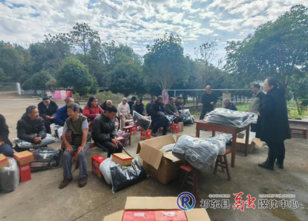 步云桥镇开展“冬日送暖，情满敬老院”活动