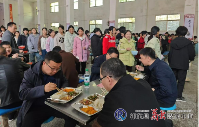县纪委检查官家嘴镇中心学校校园餐工作