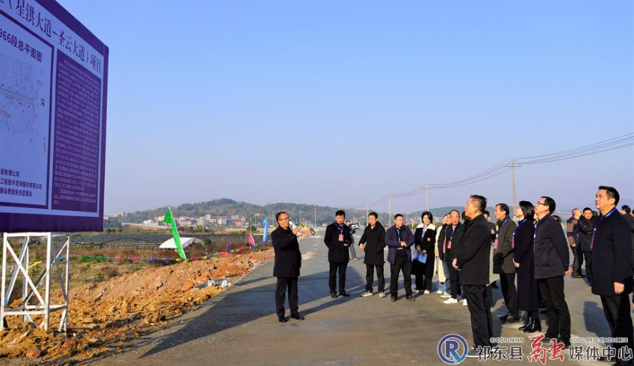 县政协组织委员集中视察重点项目
