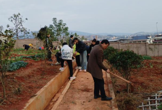 官家嘴镇中心学校劳动基地冬季换“装”