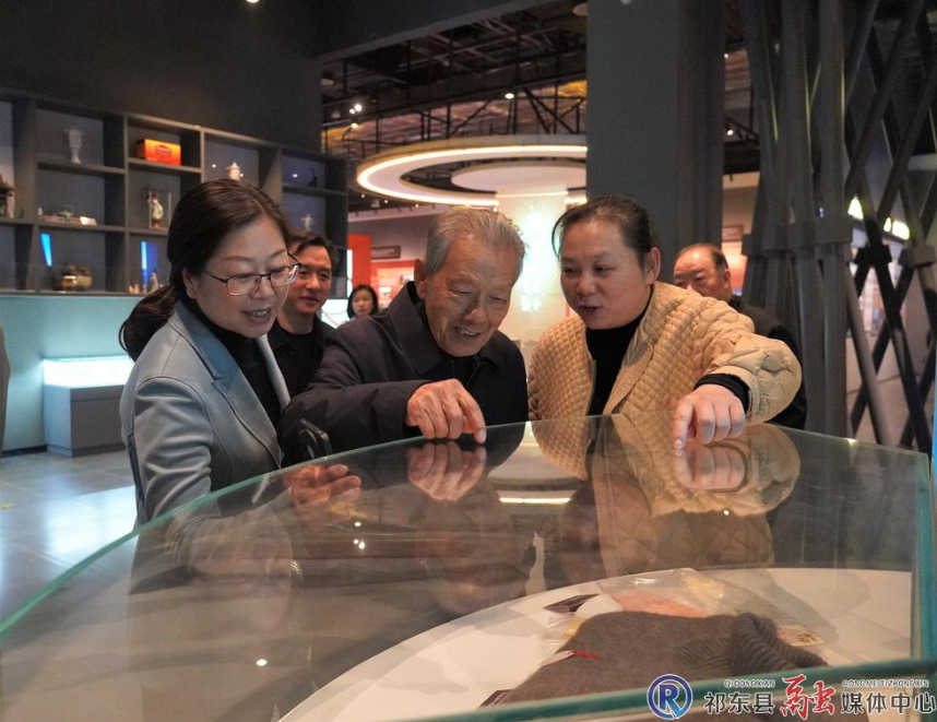 我县老干部视察县域经济发展成果