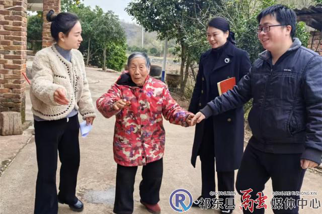   归阳镇向33名特殊关爱对象发放保险单