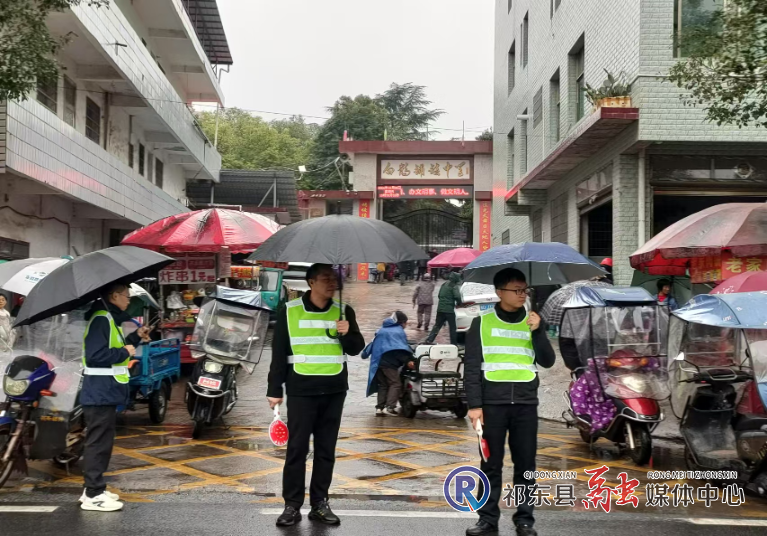 白鹤街道启动低温天气“护学＂行动