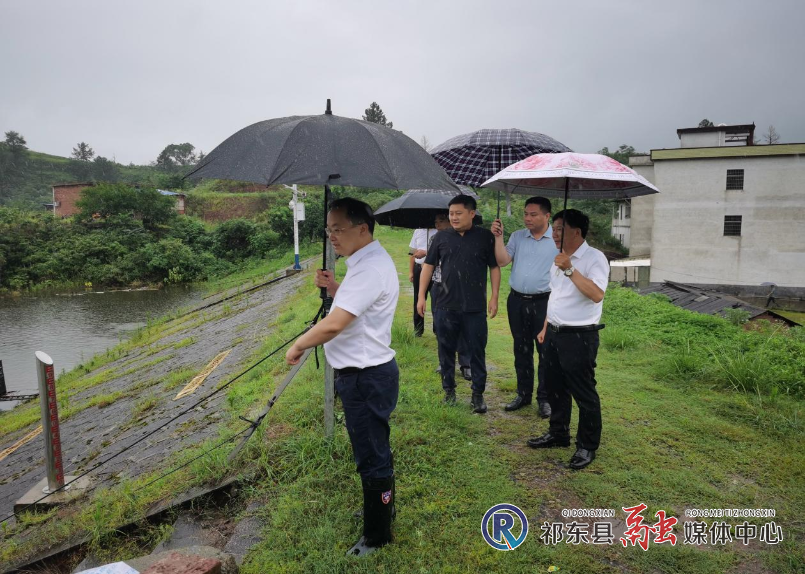 贺光辉赴河洲镇督导防汛工作