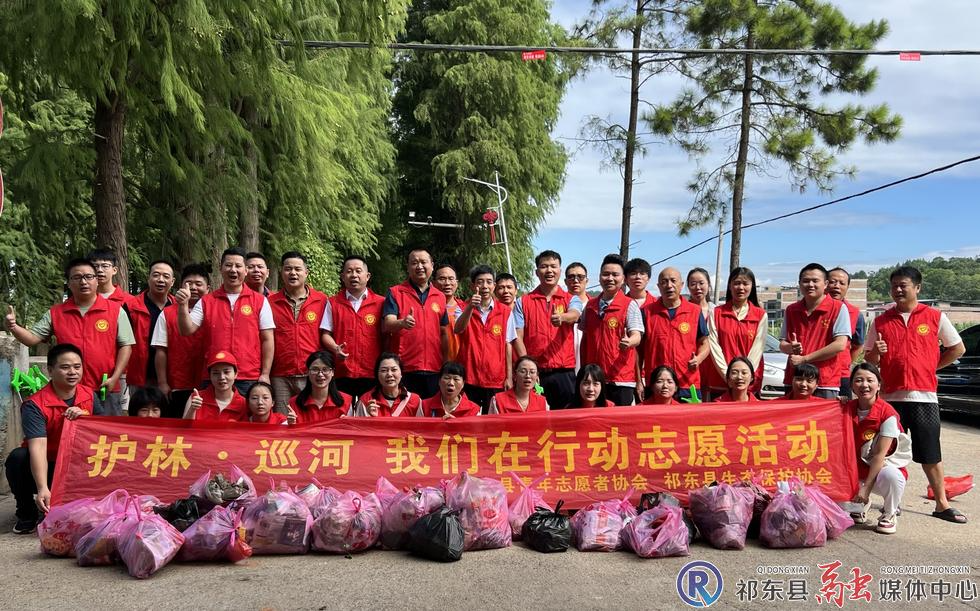 县青年志愿者协会组织会员义务巡河护林