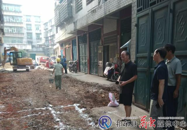县住建局加快推进老旧小区改造
