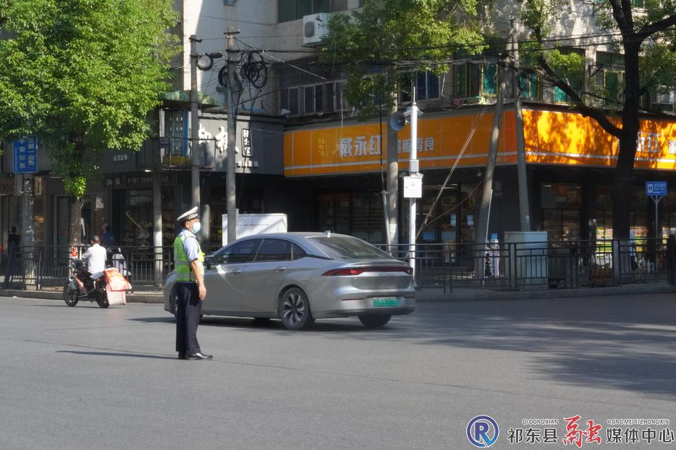 祁东公安︱坚守一线  无惧烈日“烤”验