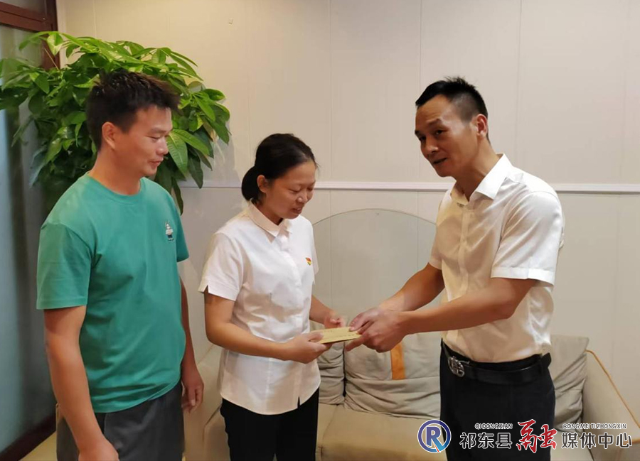 砖塘镇慰问全国模范教师唐红敏