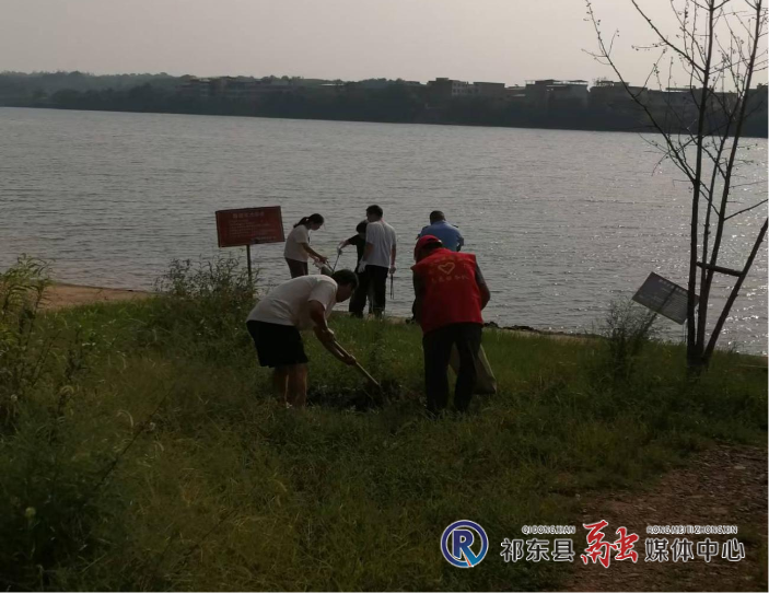 河洲镇开展净滩护河行动