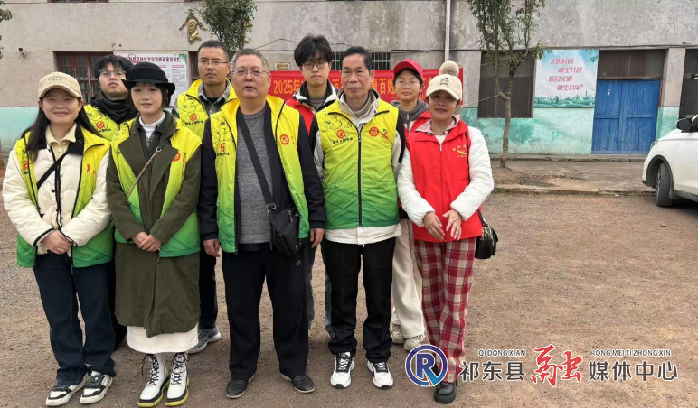 县图书馆开展“三下乡” 送书活动