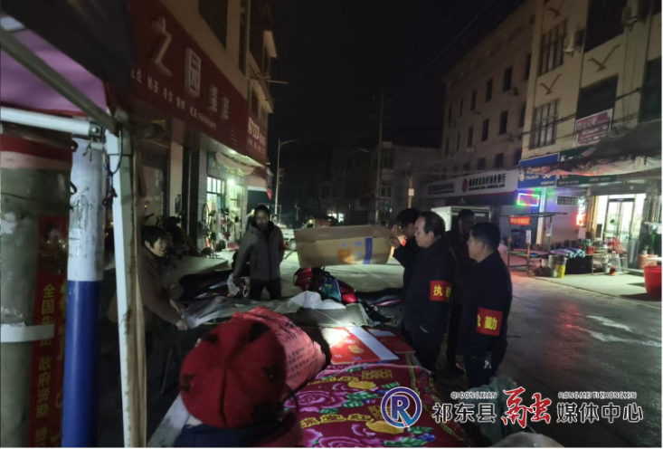 官家嘴镇开展“马路市场”专项整治行动
