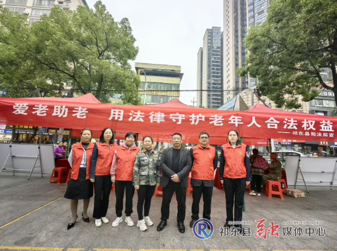 我县开展敬老普法与综治民调融合宣传活动