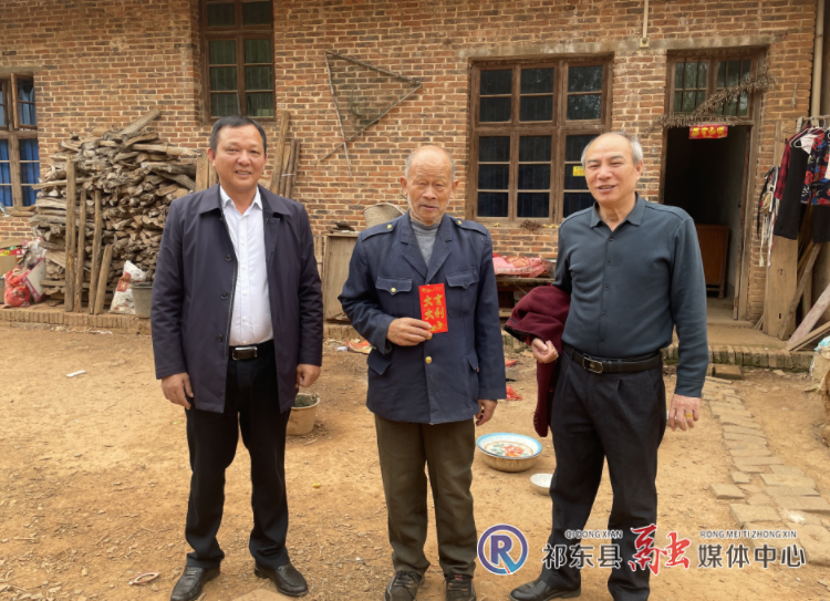 上福冲水库管理所慰问退休老同志