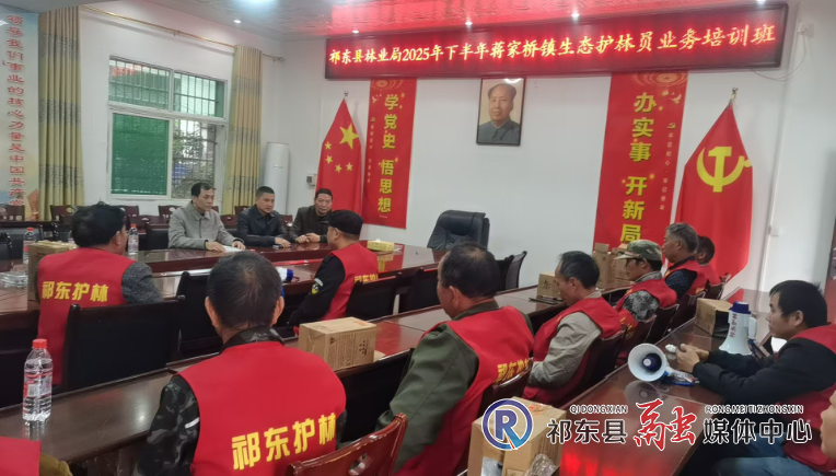 县林业局为413名生态护林员配发巡护装备