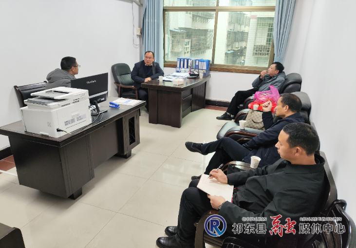龙新林看望县林业局干部职工