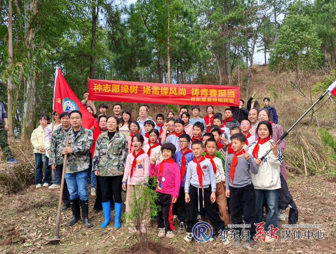 金桥镇开展学雷锋植树添绿活动