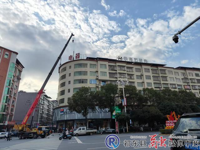 县城管局全力排查户外广告隐患