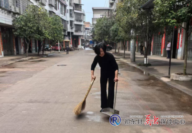 金桥镇人大代表助力环境卫生整治