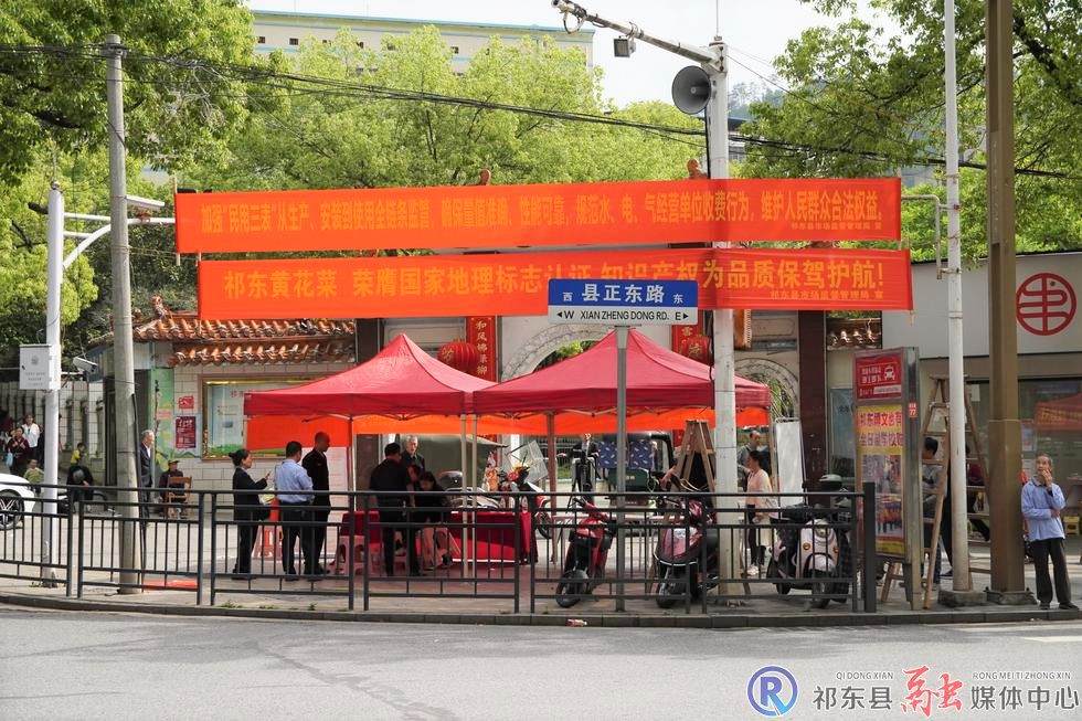 县市监局开展“知识产权日”宣传活动