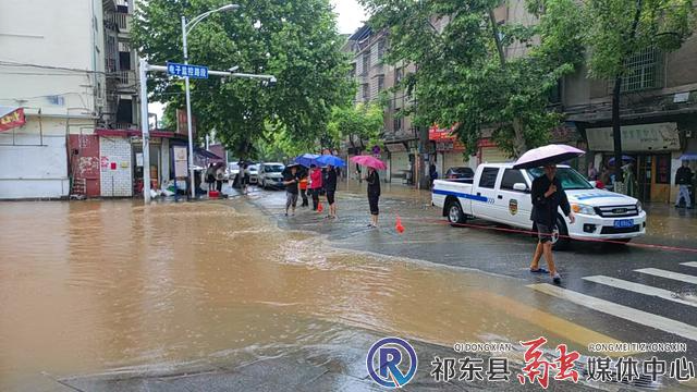 县城管执法局多措并举应对雷雨大风天气