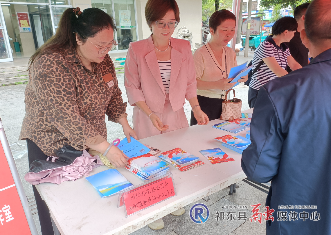 县政协法律服务委员工作室开展送法下乡宣传活动