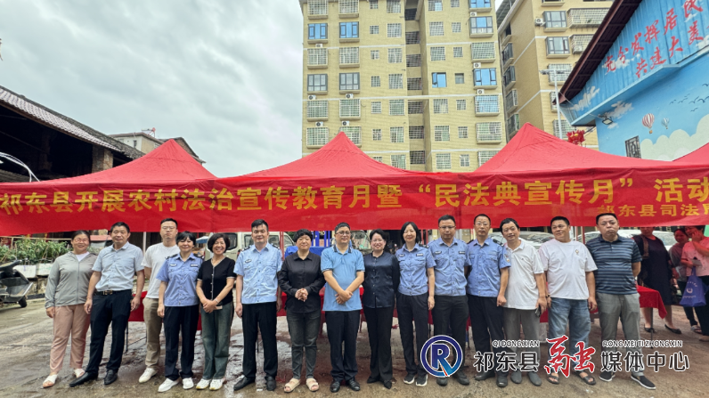 县司法局：“法治礼包”送下乡