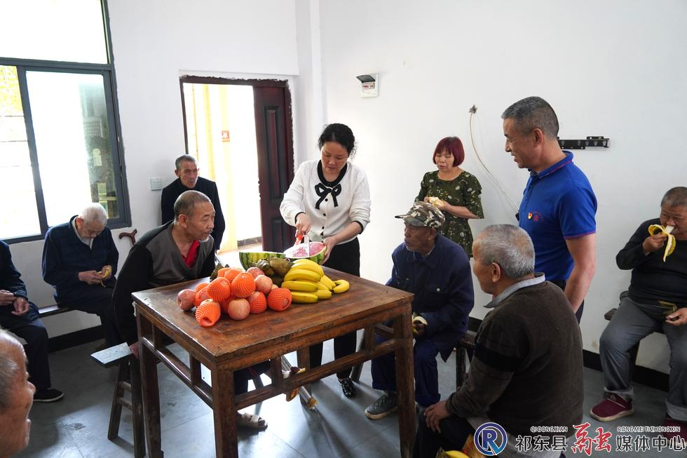 县民政局开展端午节爱老敬老活动