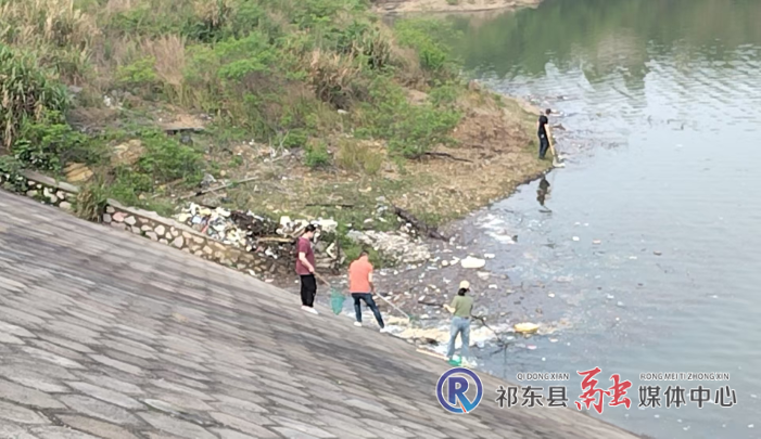 杨家台水库组织打捞库内漂浮物