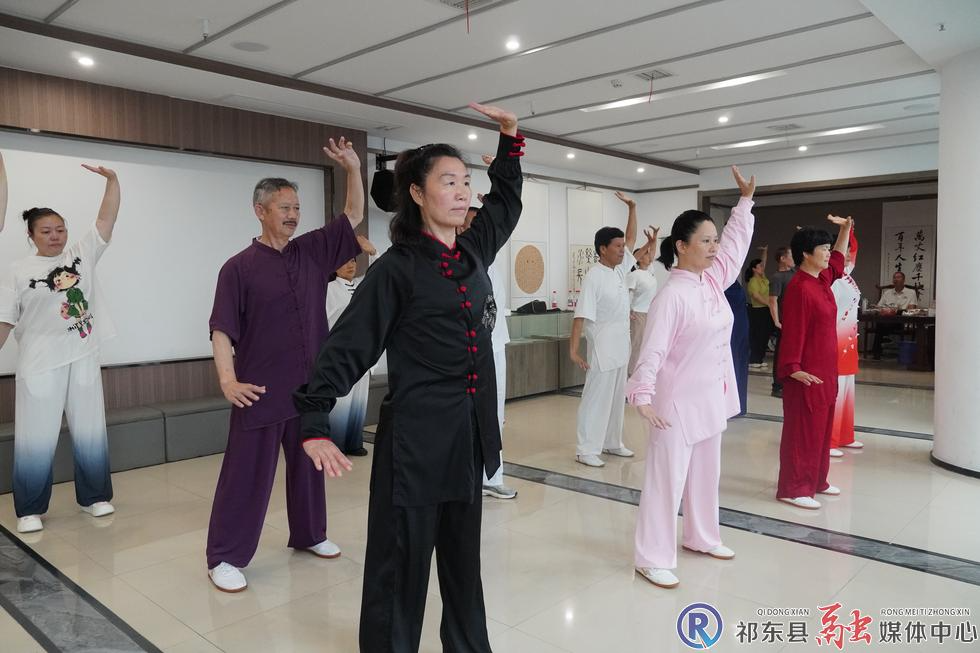 太极拳健身气功培训走进县融媒体中心