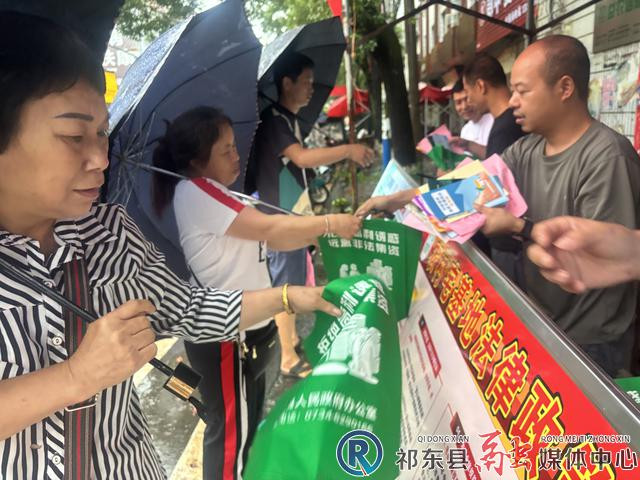 双桥镇开展“6.25全国土地日”宣传活动