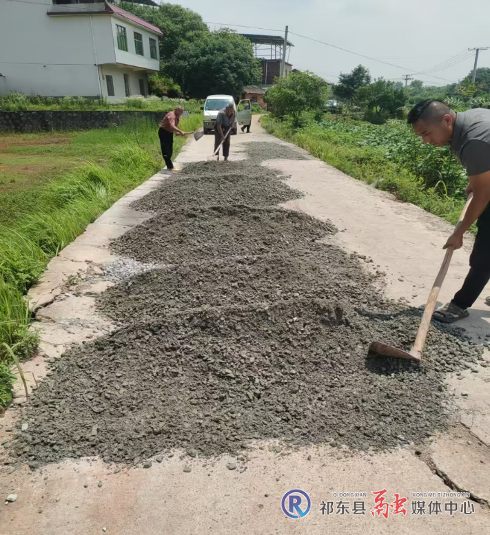 金桥镇沙冲村干群齐心修路忙