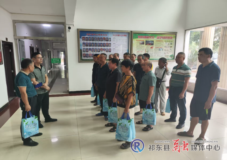 县林业局开展“关爱护林员夏送清凉”慰问活动