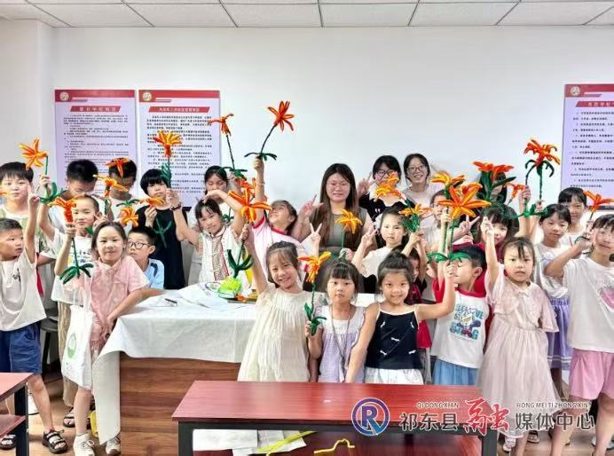 大学生“带娃”！“七彩假期”爱心托管班温情开课