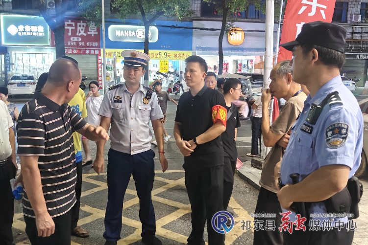 县消防救援局开展消防安全集中夜查行动