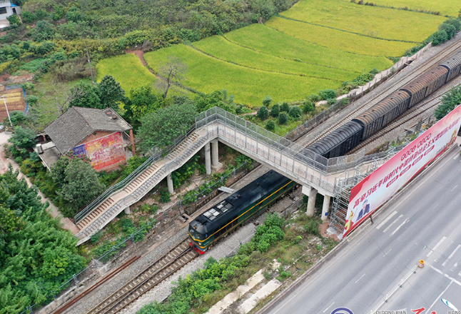 祁东县打造铁路沿线综合环境整治三道风景线