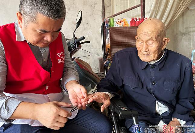 “中国好人”慰问109岁抗战老兵
