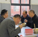 龙新林深入思源中学督查“校园餐”工作