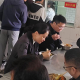 张娅琳督查“校园餐”工作