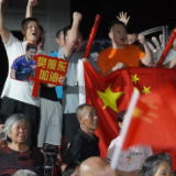 樊振东奥运夺冠，家乡沸腾！亲友团“隔空”见证