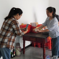 白鹤街道：村干部“带货”助农富